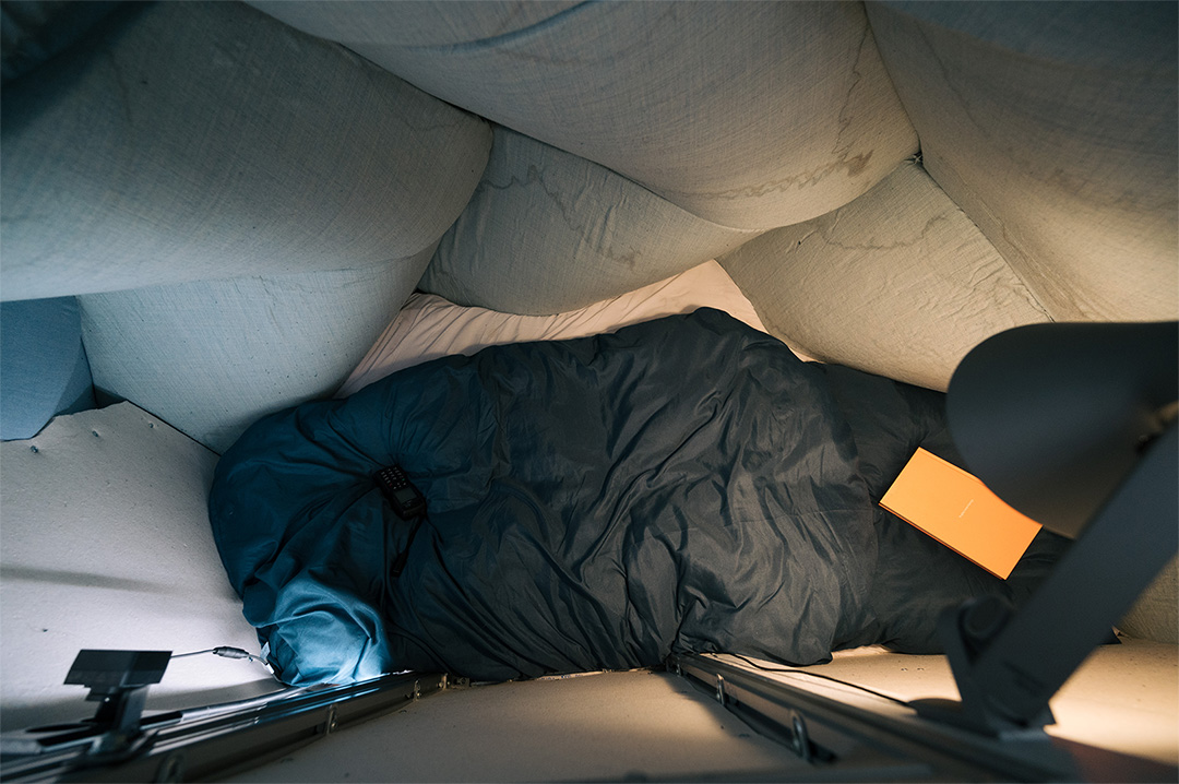 The sleeping pod was the most private part of the habitat. The acoustically insulated dividing walls and the padded exterior walls provided a soft and safe envelope just large enough to fit a human being. It was important to give a sense of protection and safety.